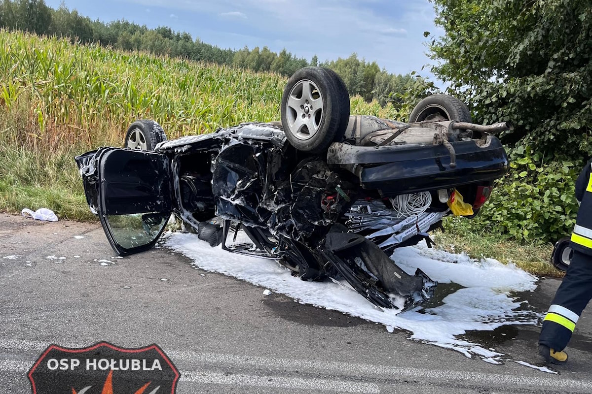 Samochód na dachu jedna osoba nie żyje 4 ranne w tym dzieci