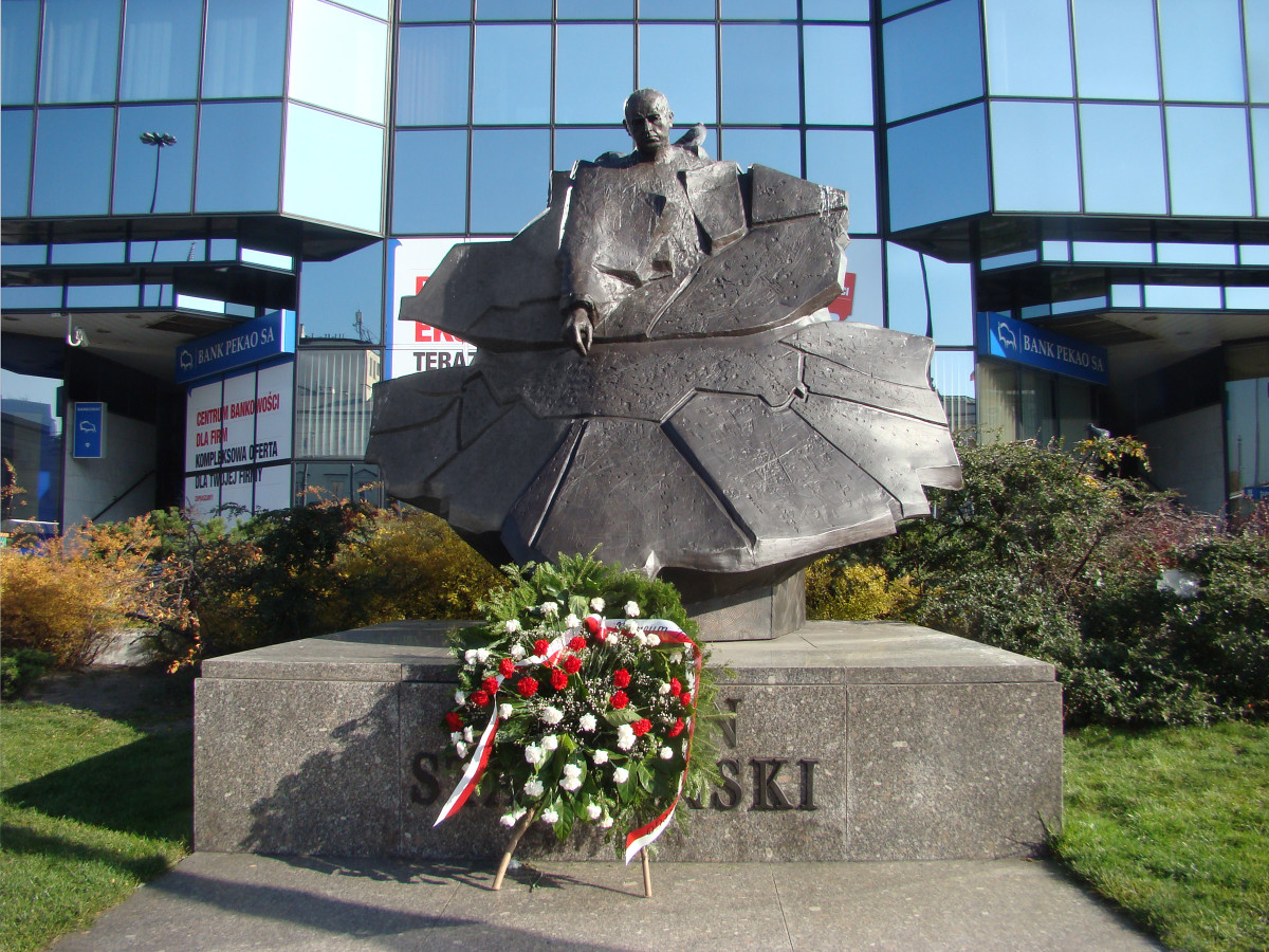 Pomnik świeżo po umyciu