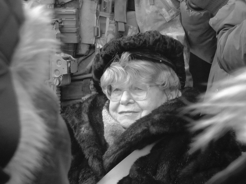 Maria Stypułkowska-Chojecka „Kama” w 70. rocznicę zamachu w czasie ceremonii pod tablicą upamiętniającą Bronisława Pietraszewicza „Lota”. Fot. Totomka / Wikipedia