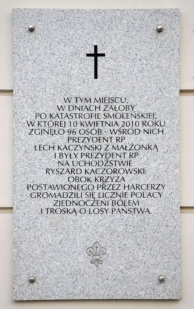 Tablica, która obecnie jest powieszona na fasadzie Pałacu Prezydenckiego. Fot. Adrian Grycuk / Wikipedia