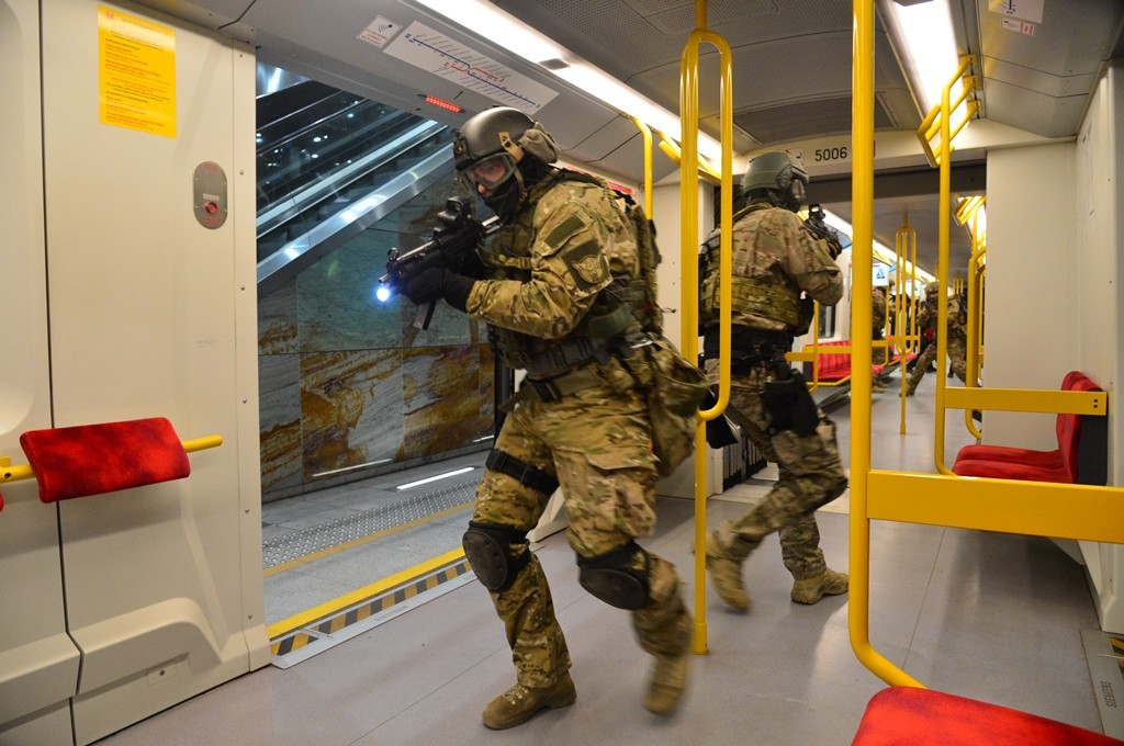 Ćwiczenia w Warszawskim metrze. Fot. MON