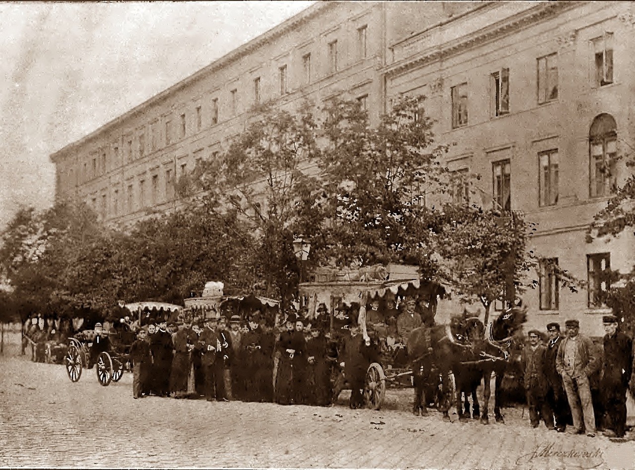 Dlaczego żałoba ma kolor czerni? Skąd wzięła się tradycja czarnego stroju na pogrzebie?