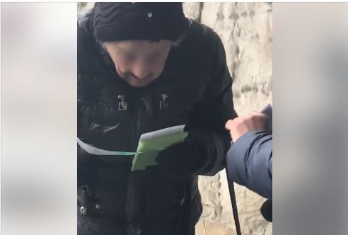 Starsza pani traciła pieniądze przez ponad rok! Prawda wyszła na jaw dzięki ukrytej kamerze.