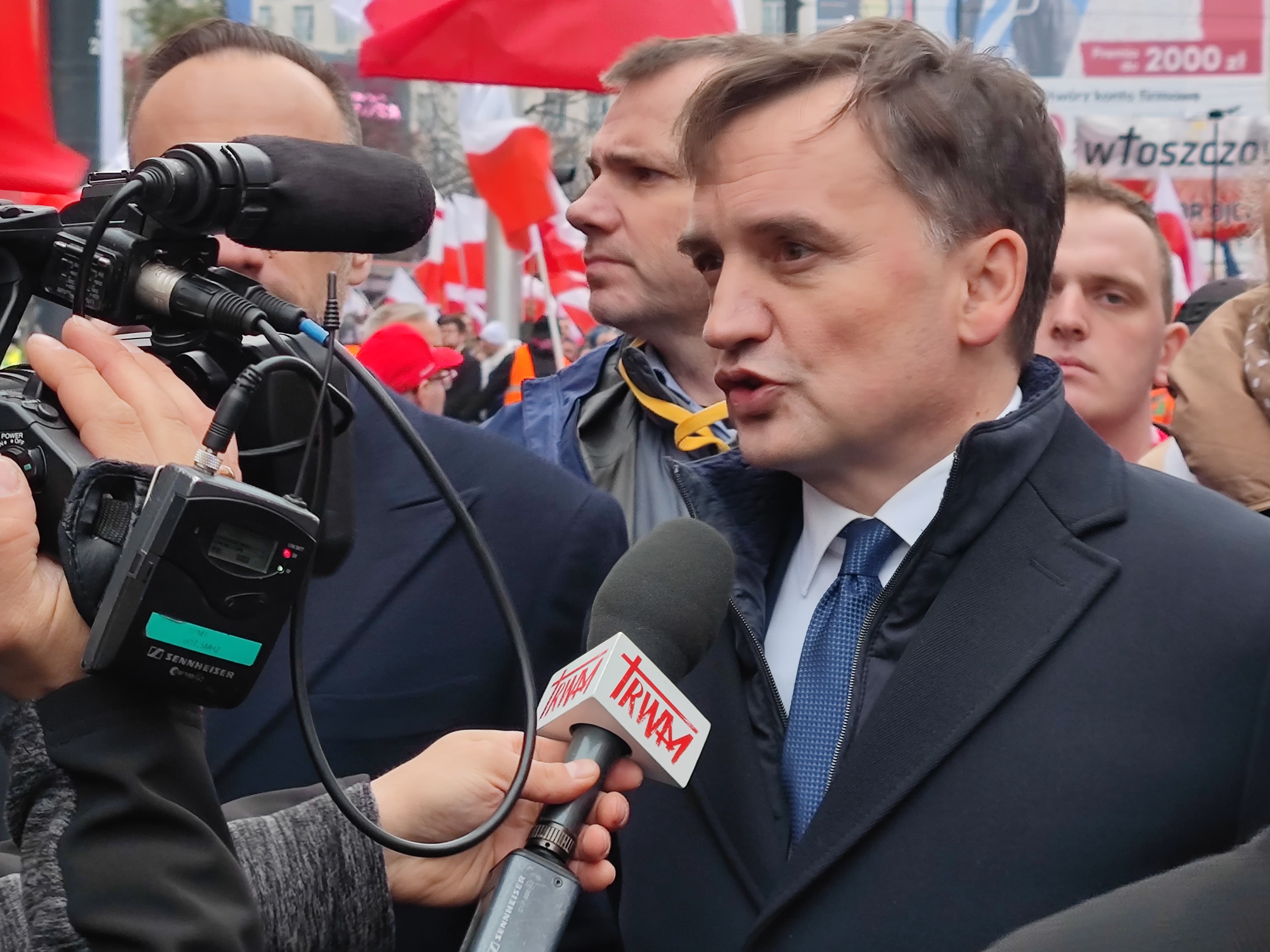 Skandal na lotnisku! Ziobro zatrzymany przez policję i doprowadzony siłą. Komisja śledcza go dopadła.