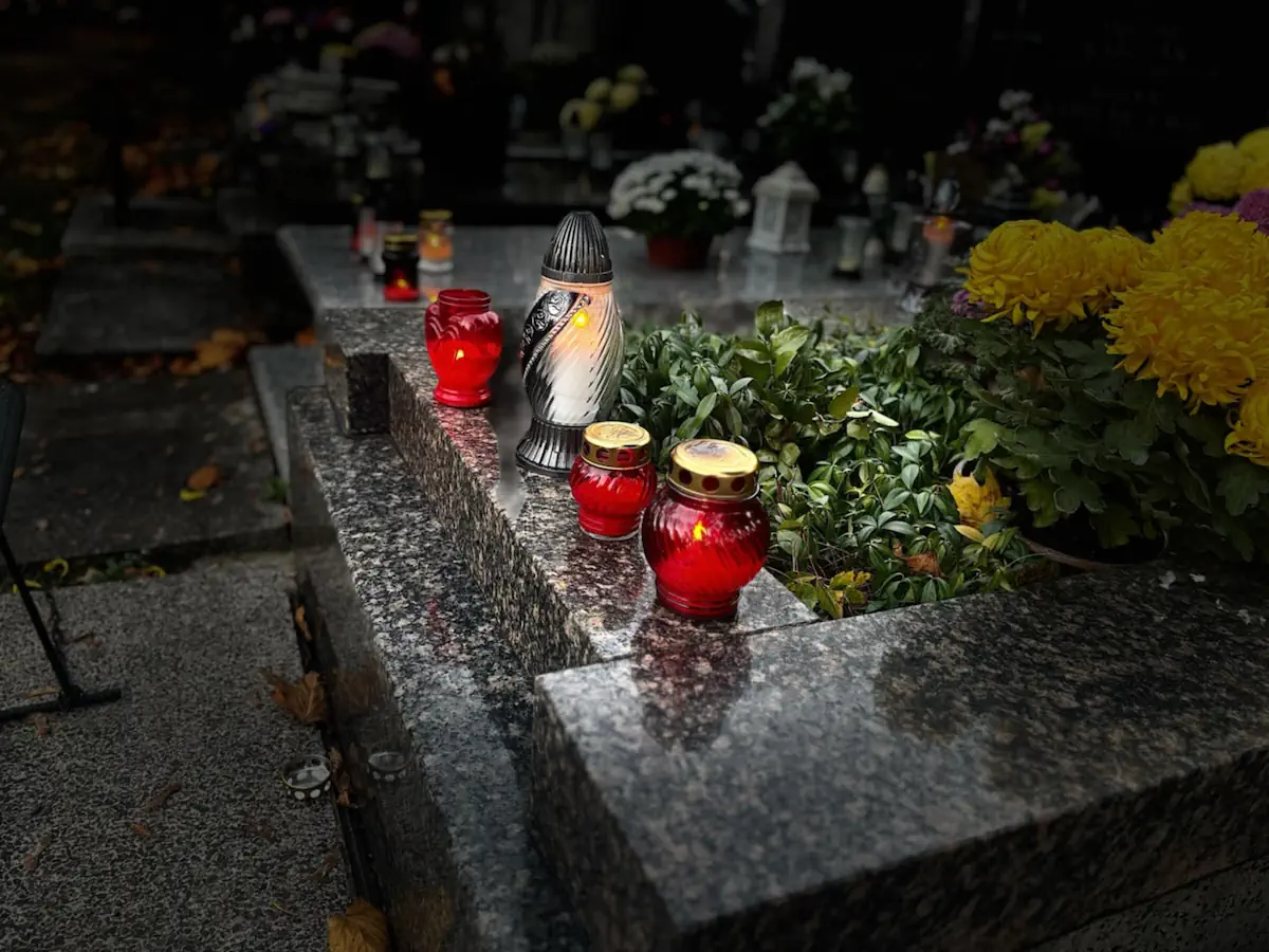 Tyle kosztuje sprzątanie grobu? Ceny przed 1 listopada zwalają z nóg.