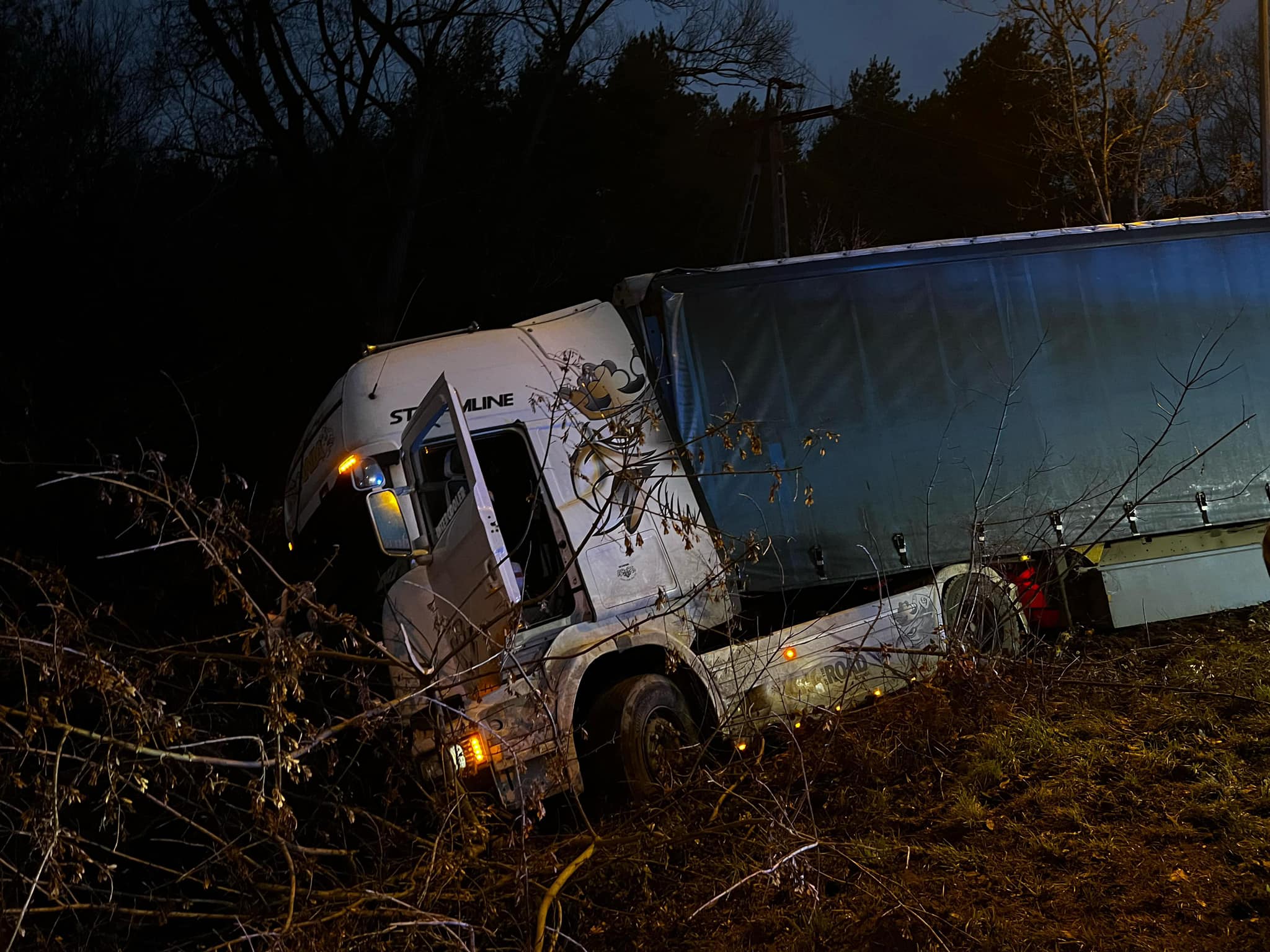 Uwaga! Miejscowe zagrożenie. Na DW 631: Tir w rowie pod Warszawą