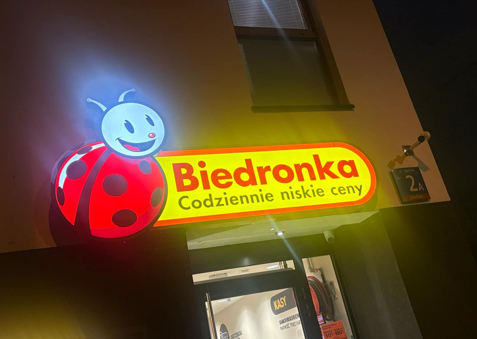 Biedronka zmienia godziny otwarcia sklepów. Sieć wydała komunikat