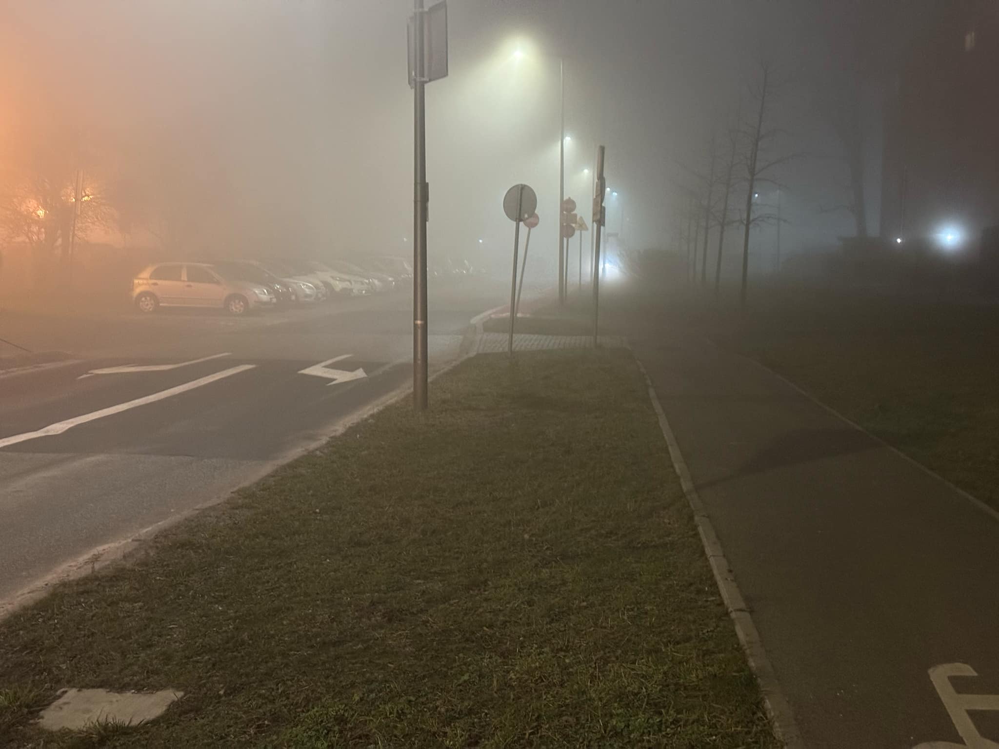 Kierowco, uważaj! Nadchodzi mgła, która pochłonie wszystko na swojej drodze.