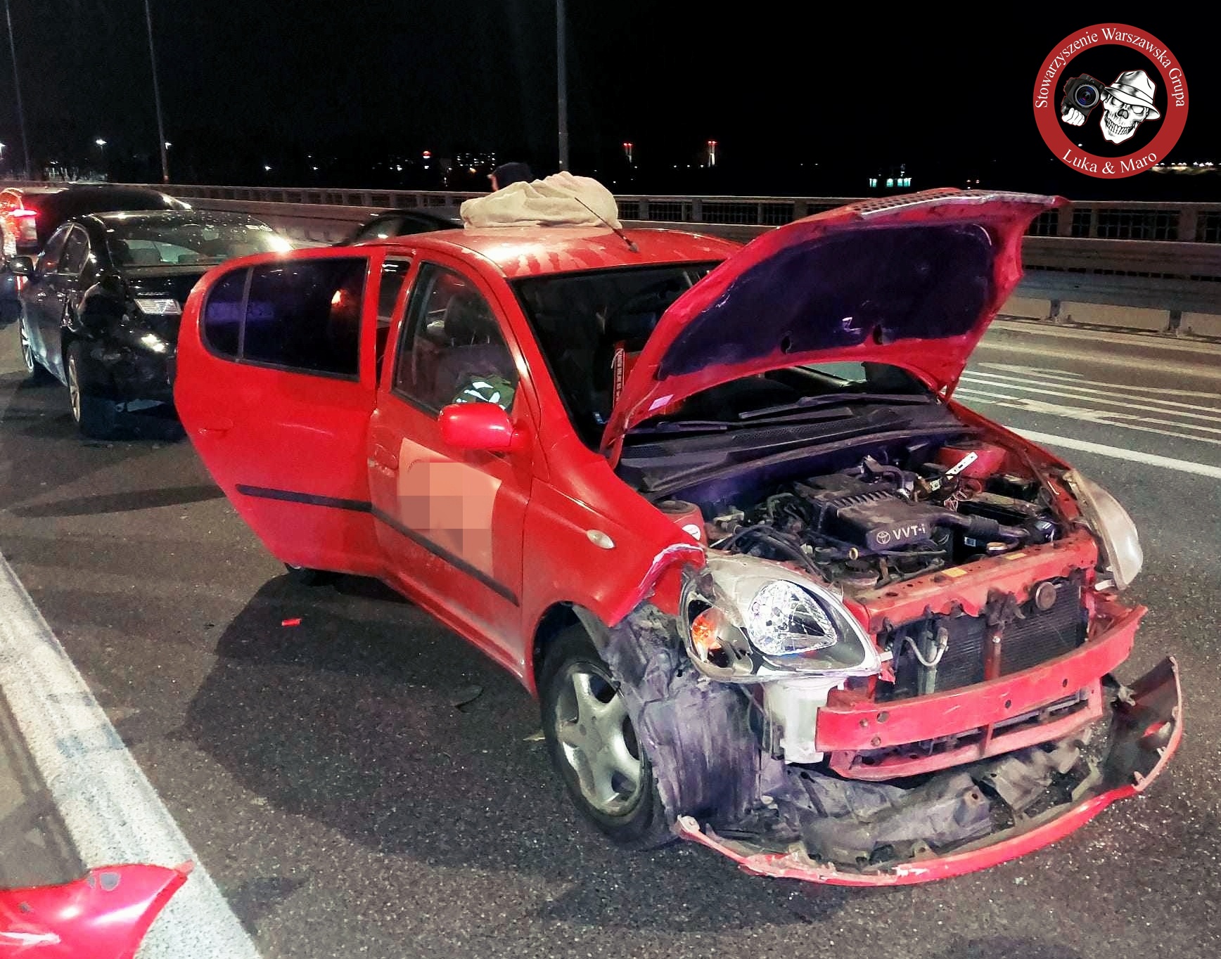 Groźny wypadek na Moście Łazienkowskim – jedno auto przewróciło się na bok