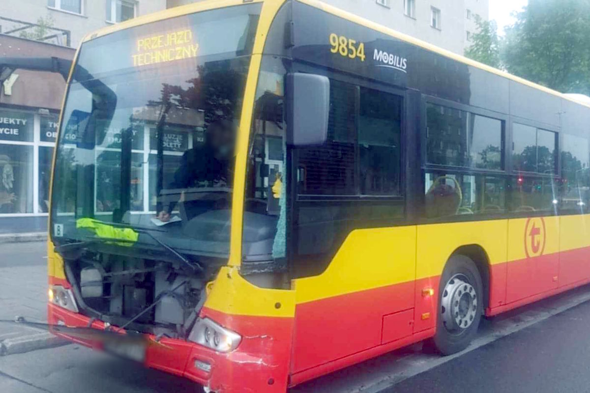 Autobus zderzył się z osobówką. Utrudnienia w ruchu