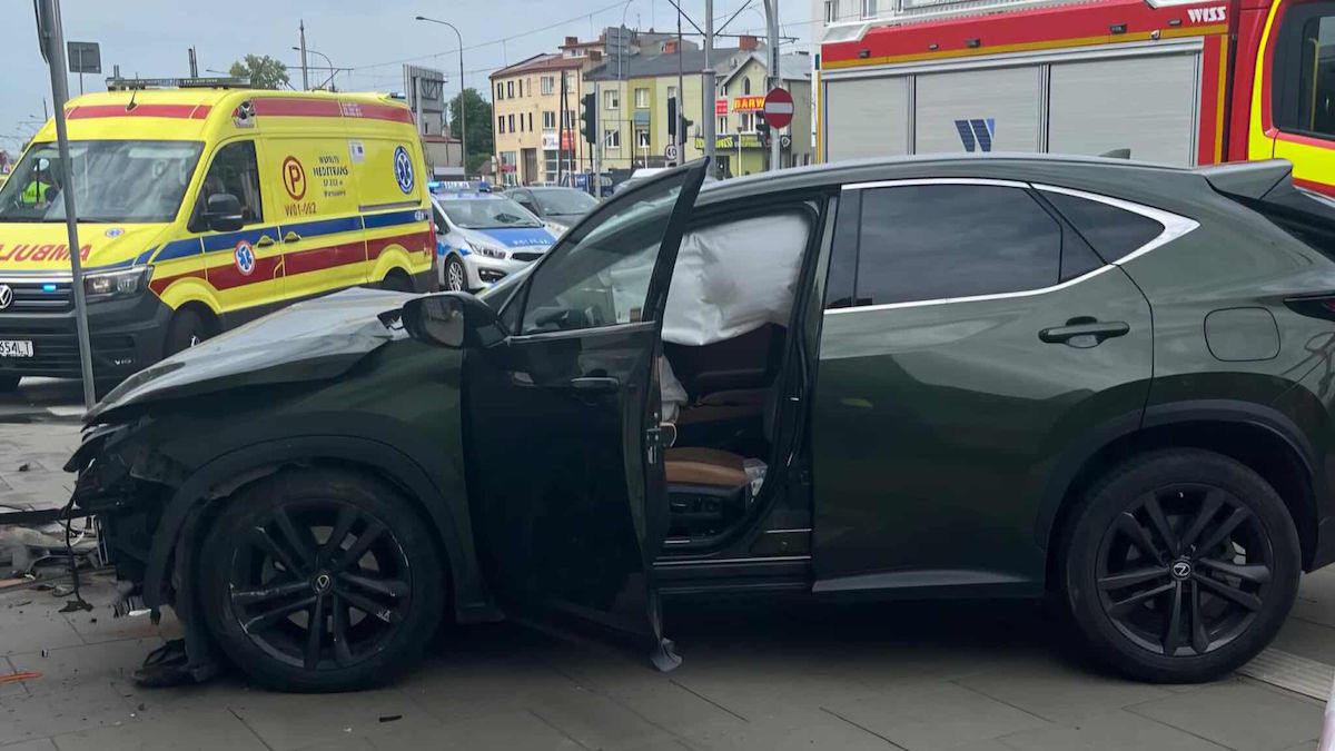 Samochód uderzył w Instytut Lotnictwa. Trwa akcja ratunkowa, duże utrudnienia