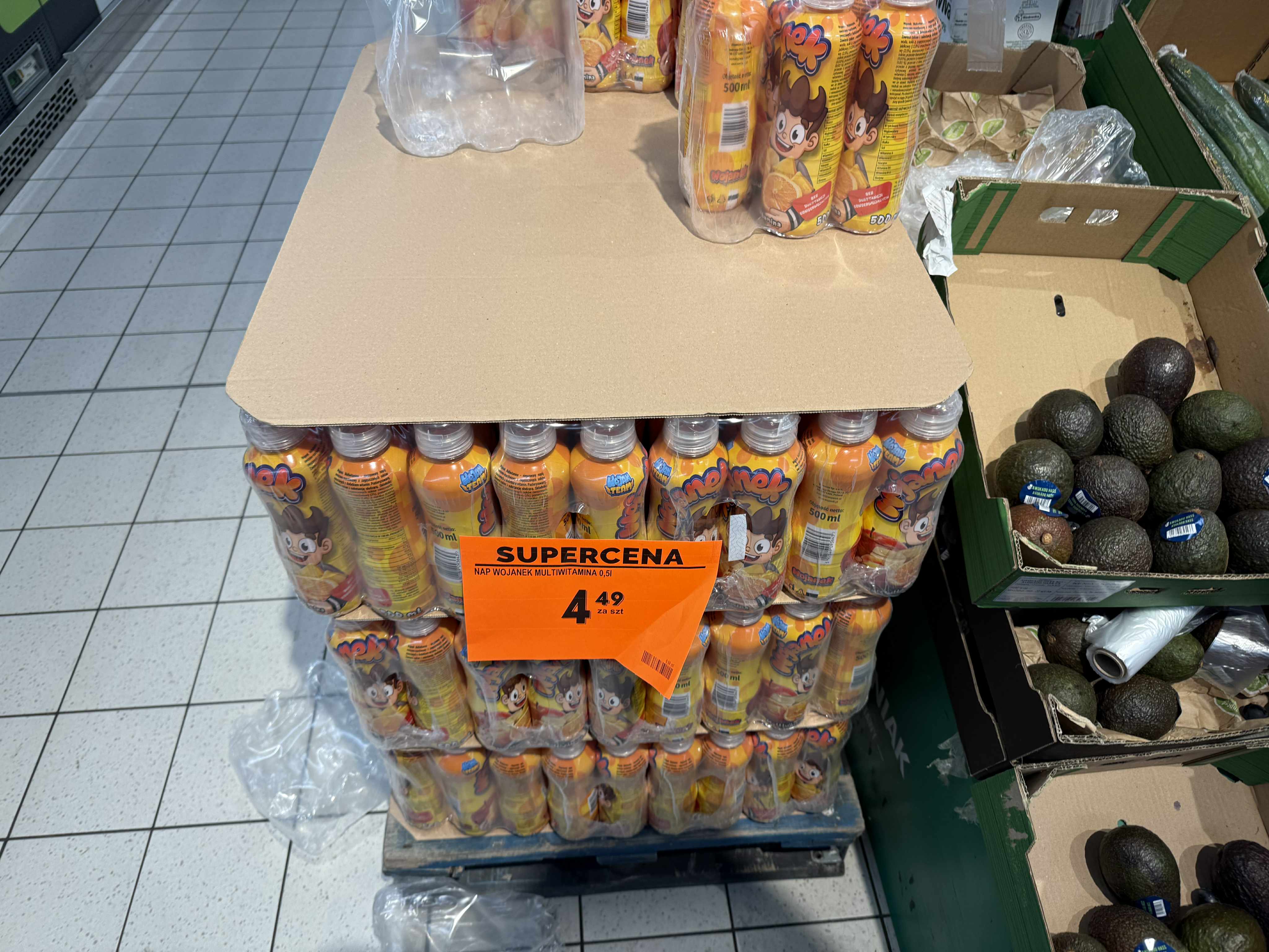 Kultowy napój w Biedronce! Wszędzie był wyprzedany. W Biedronce kupisz go za 4,49 zł