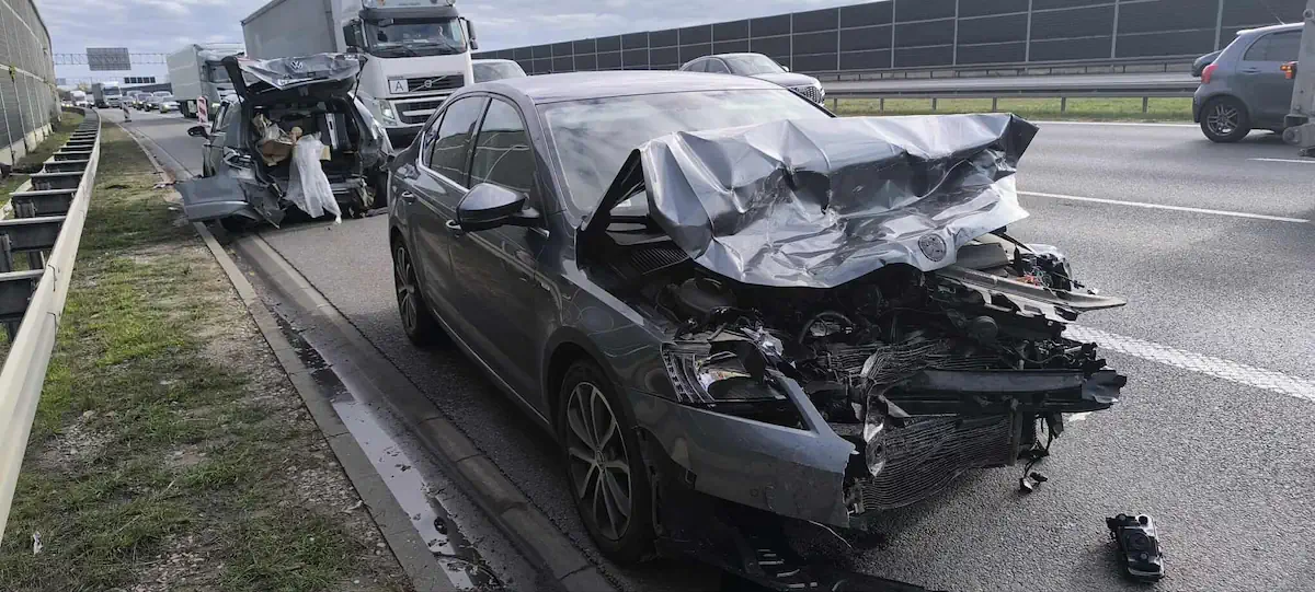 Poważny wypadek na A2. Trzy osoby ranne, gigantyczne utrudnienia