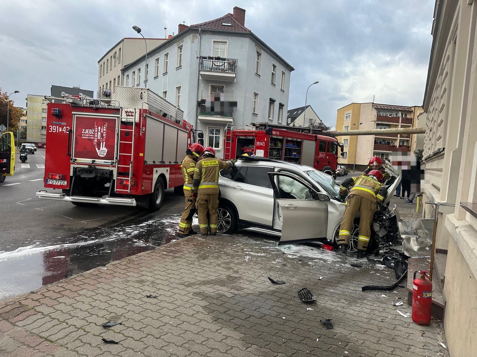Tragiczny finał policyjnego pościgu. Kierowca BMW uderzył w budynek i zginął na miejscu