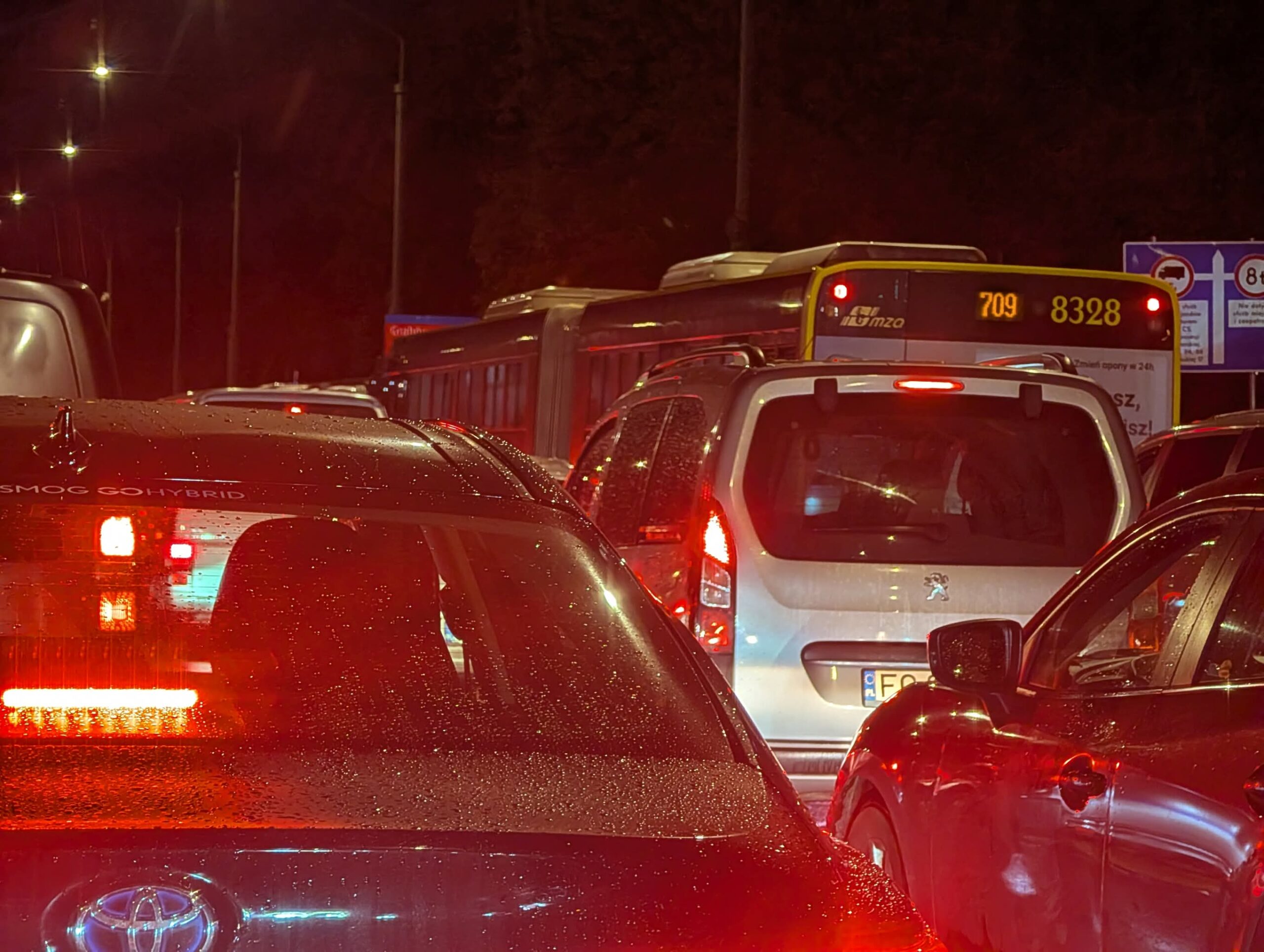 Warszawa stoi! Gigantyczne korki po burzy. Utrudnienia w całym mieście