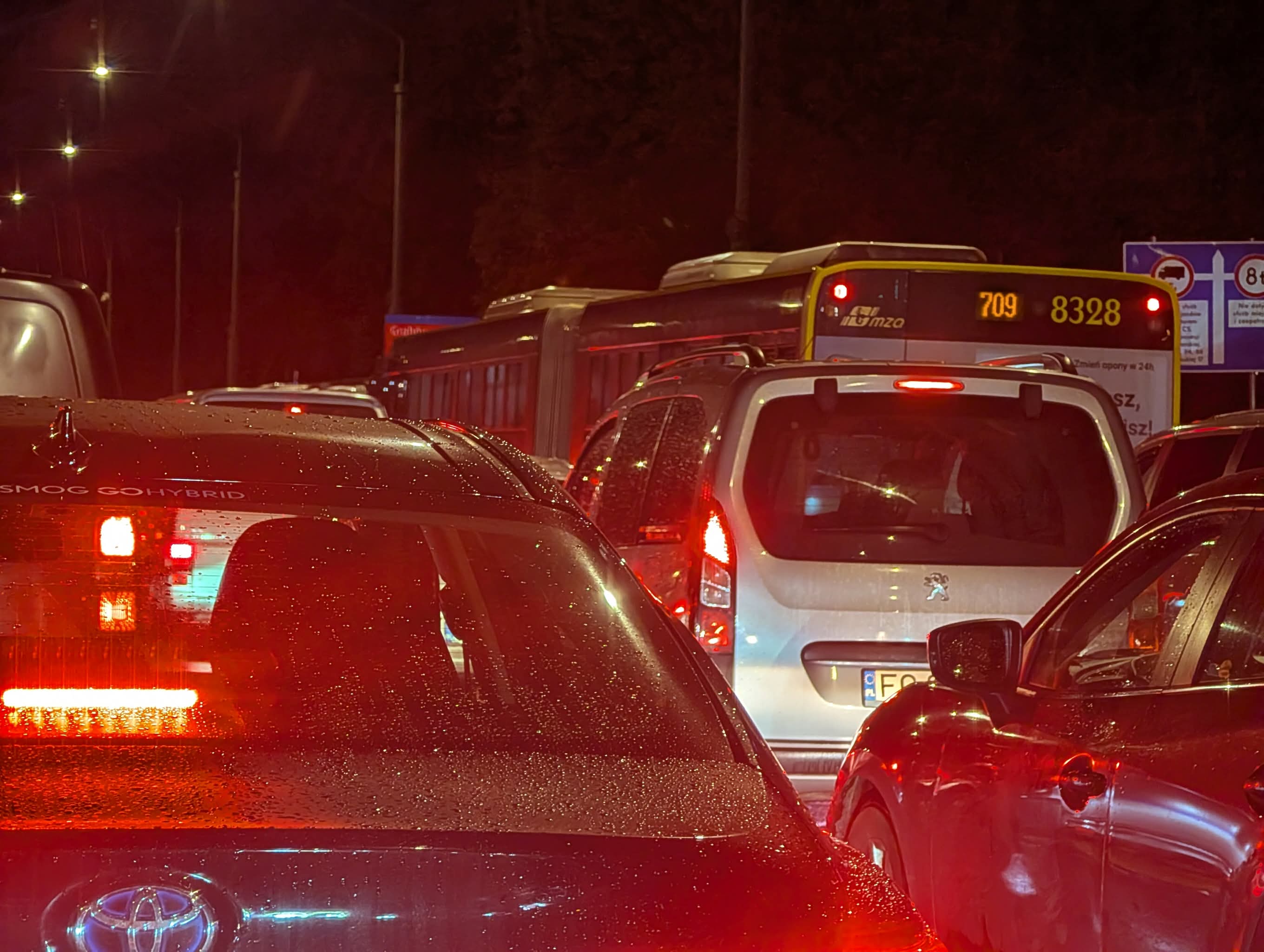 Warszawa stoi! Gigantyczne korki po burzy. Utrudnienia w całym mieście