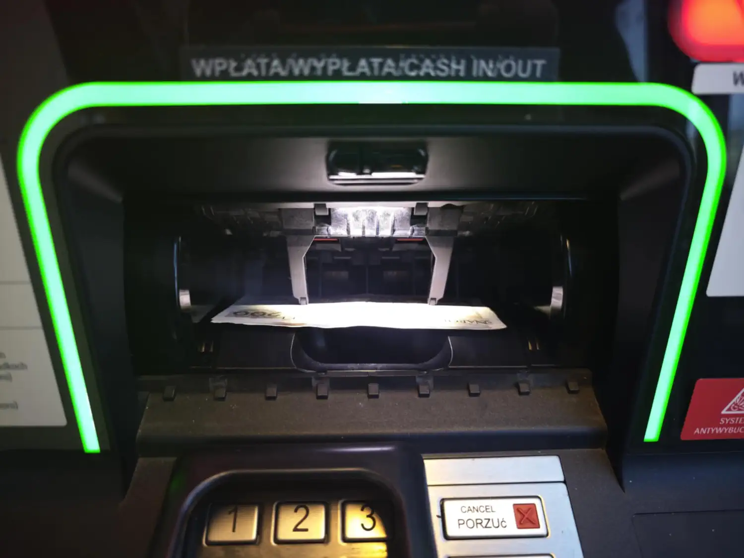 Z kont klientów Santander znikają pieniądze. Ekspert podpowiada, jak się zabezpieczyć [27.10.2025]