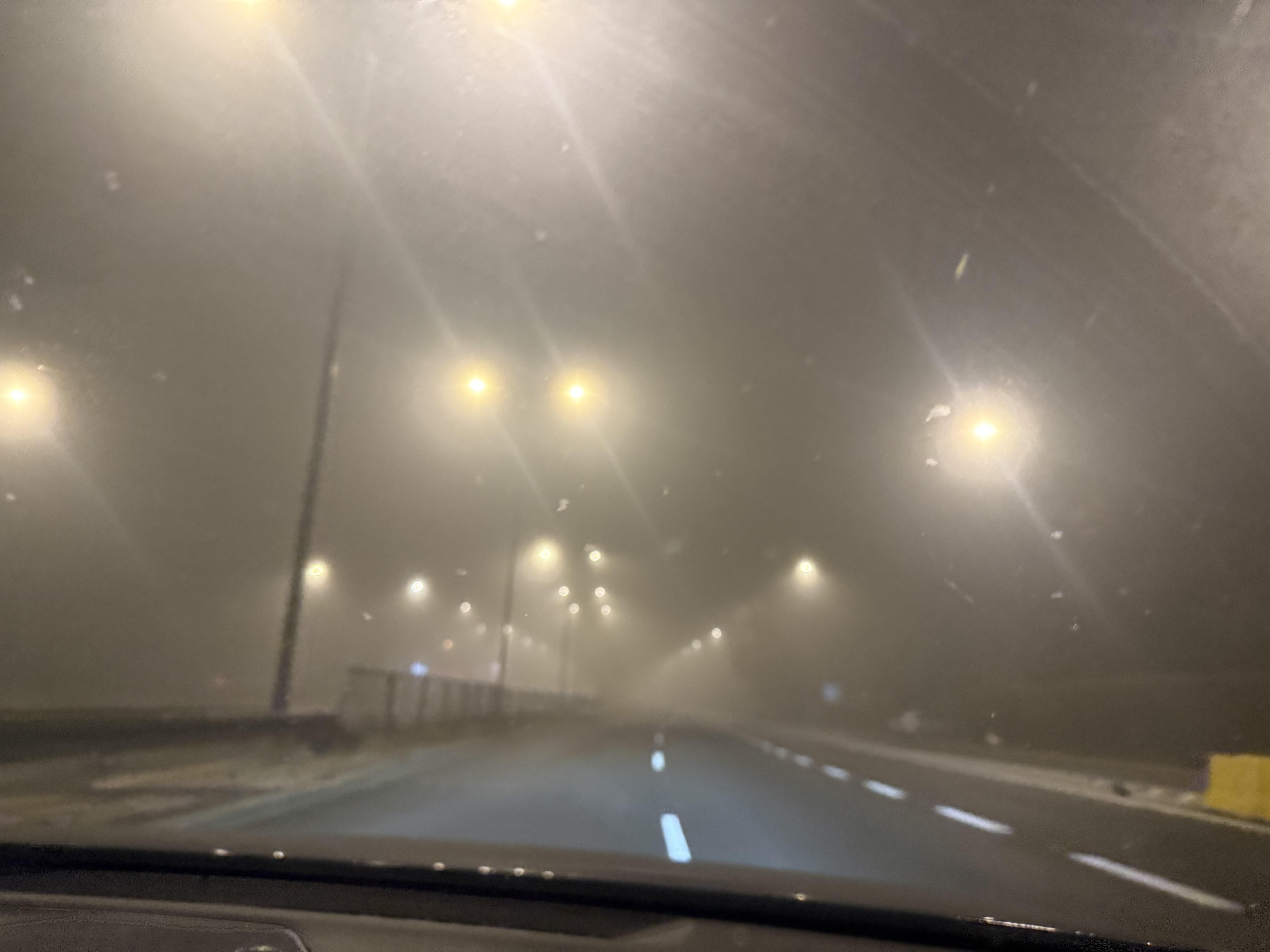 Uwaga kierowcy! Warszawę spowiła gęsta mgła. Warunki na drogach są trudne