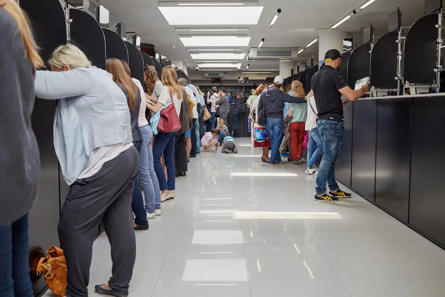 Tłok, chaos, kolejki. Polacy ratują oszczędności życia. 1 stycznia wchodzi nowe prawo. Pół roku i będzie już za późno