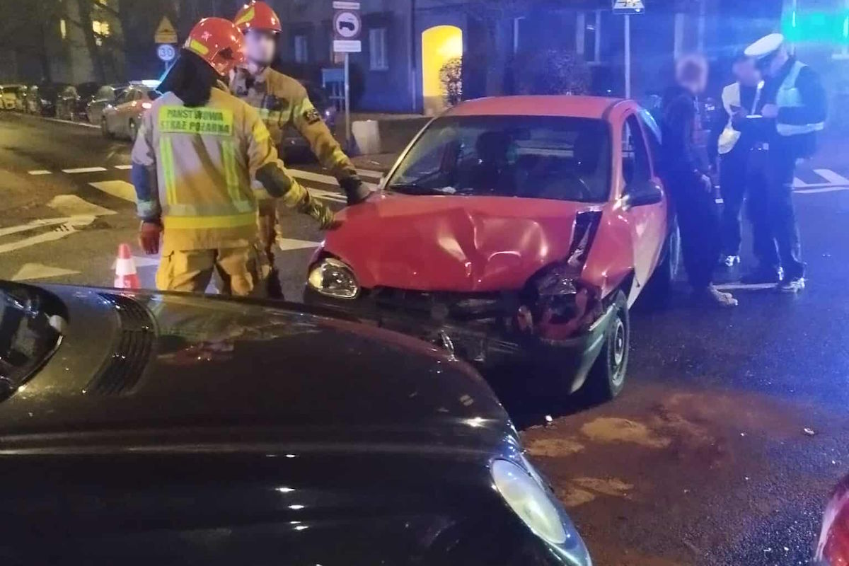 Wypadek na skrzyżowaniu. Ruch wstrzymany, na miejscu służby, jedna osoba poszkodowana