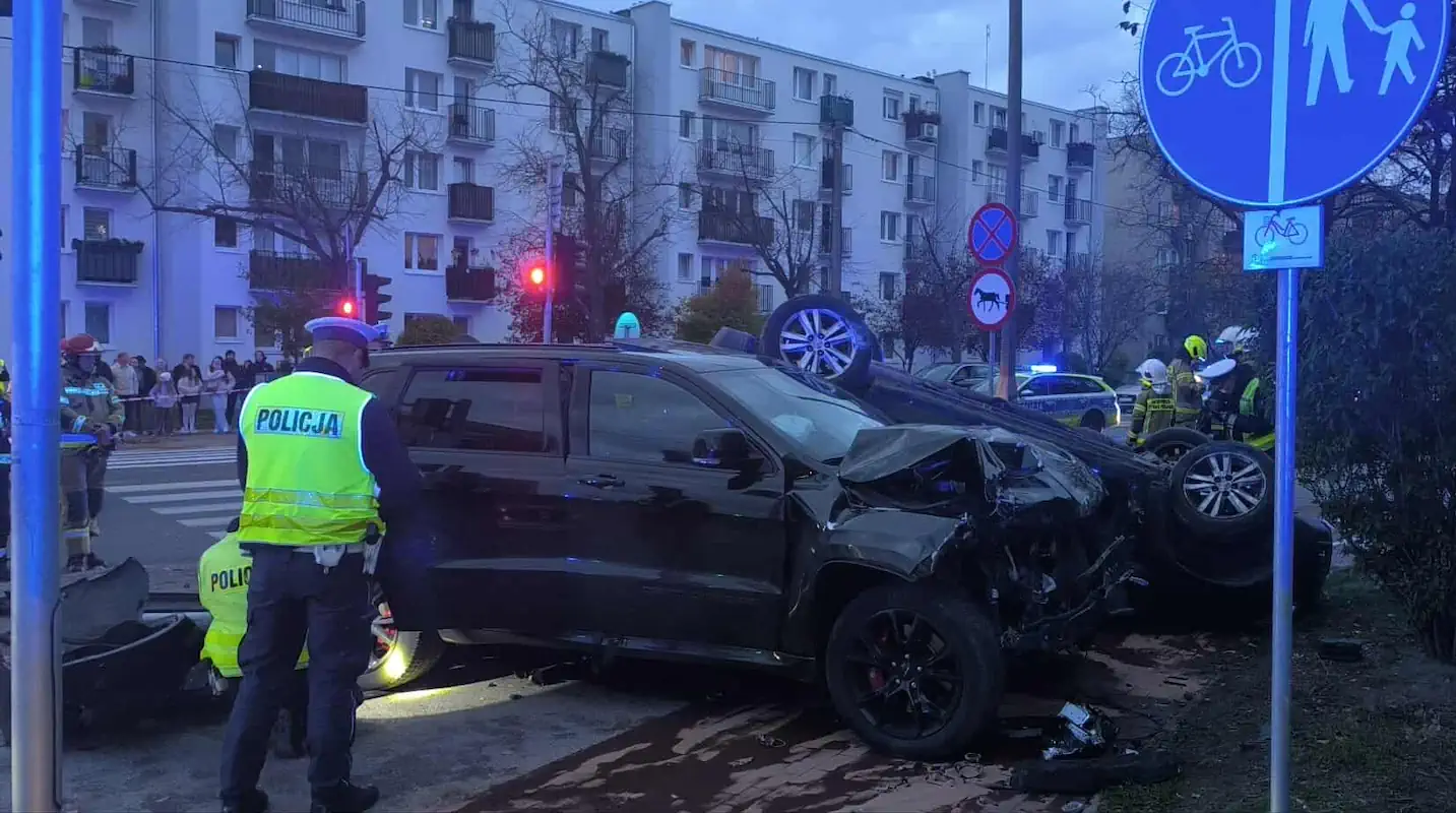 Ogromny wypadek pod Warszawą. Dachowanie, utrudnienia, poszkodowanych 7 osób w tym dwoje dzieci