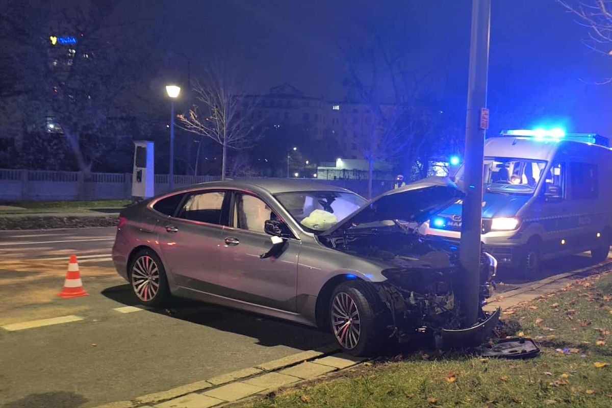 Pościg ulicami Warszawy. Gnał przez dwie dzielnice, staranował policję. Z impetem wbił się w latarnię
