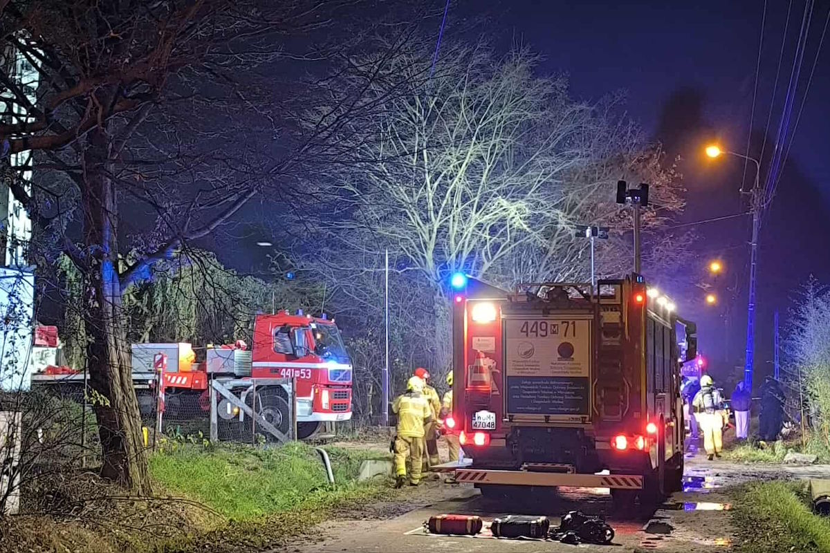 Pożar domu w Grodzisku Mazowieckim. Płonie poddasze budynku jednorodzinnego
