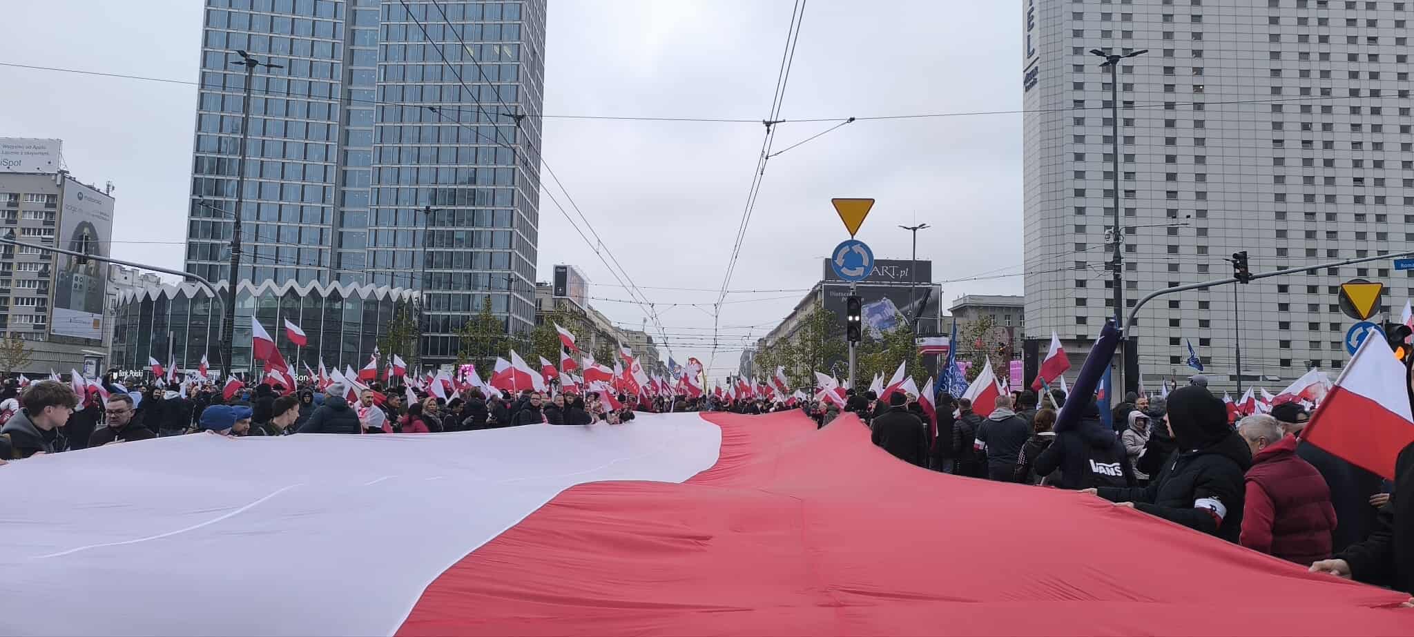 Tłumy na Rondzie Dmowskiego! Warszawiacy świętują 11 listopada – oglądaj transmisję na żywo u nas