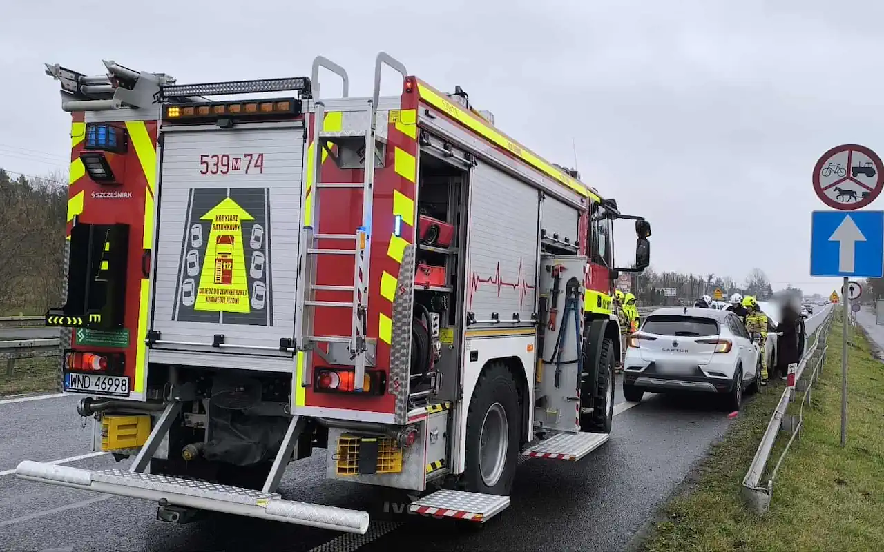 Duże utrudnienia na S7. Zderzenie dwóch aut pod Warszawą