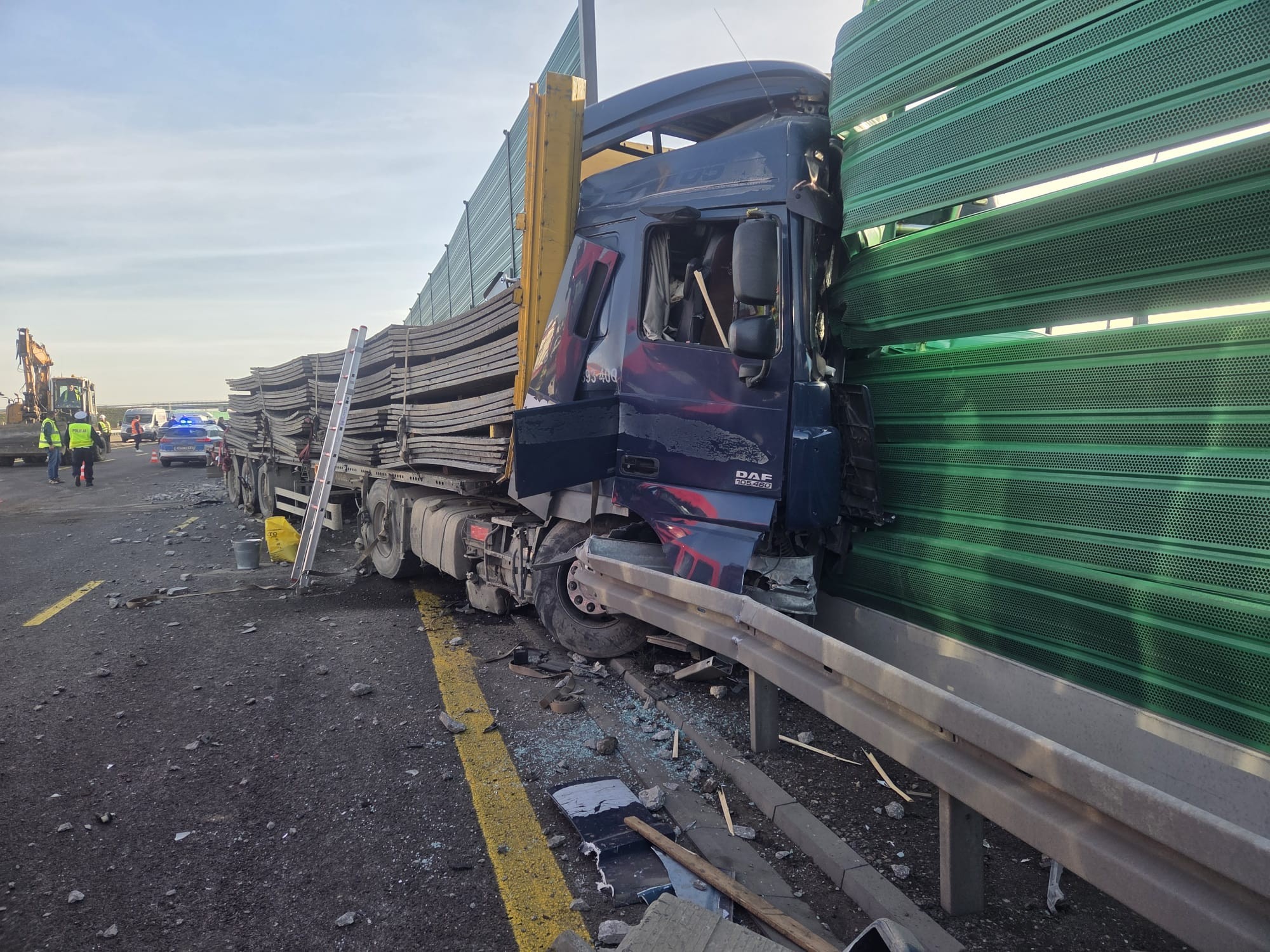 Uwaga! Poważne utrudnienia na trasie S7. Ciężarówka z betonowymi płytami przebiła bariery