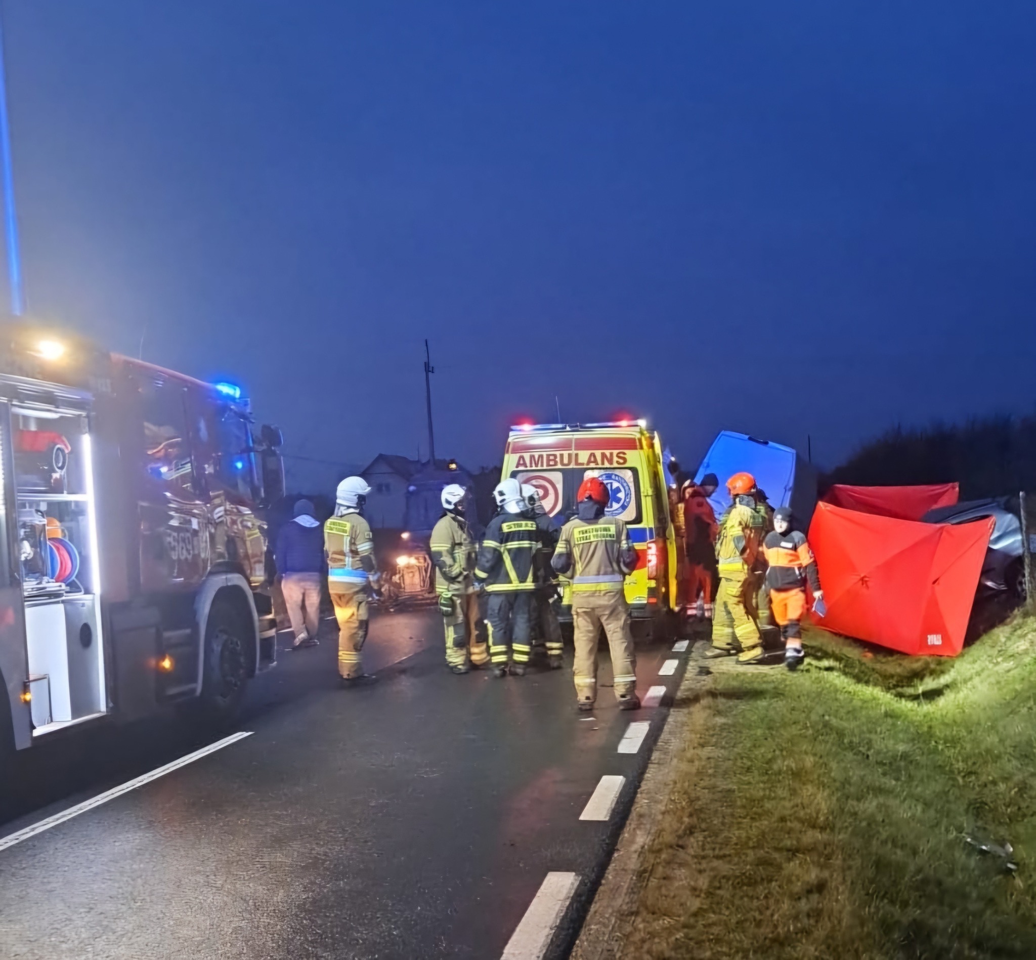 Tragiczny wypadek na DW 876. Nie żyje 26-letni kierowca. Droga całkowicie zablokowana