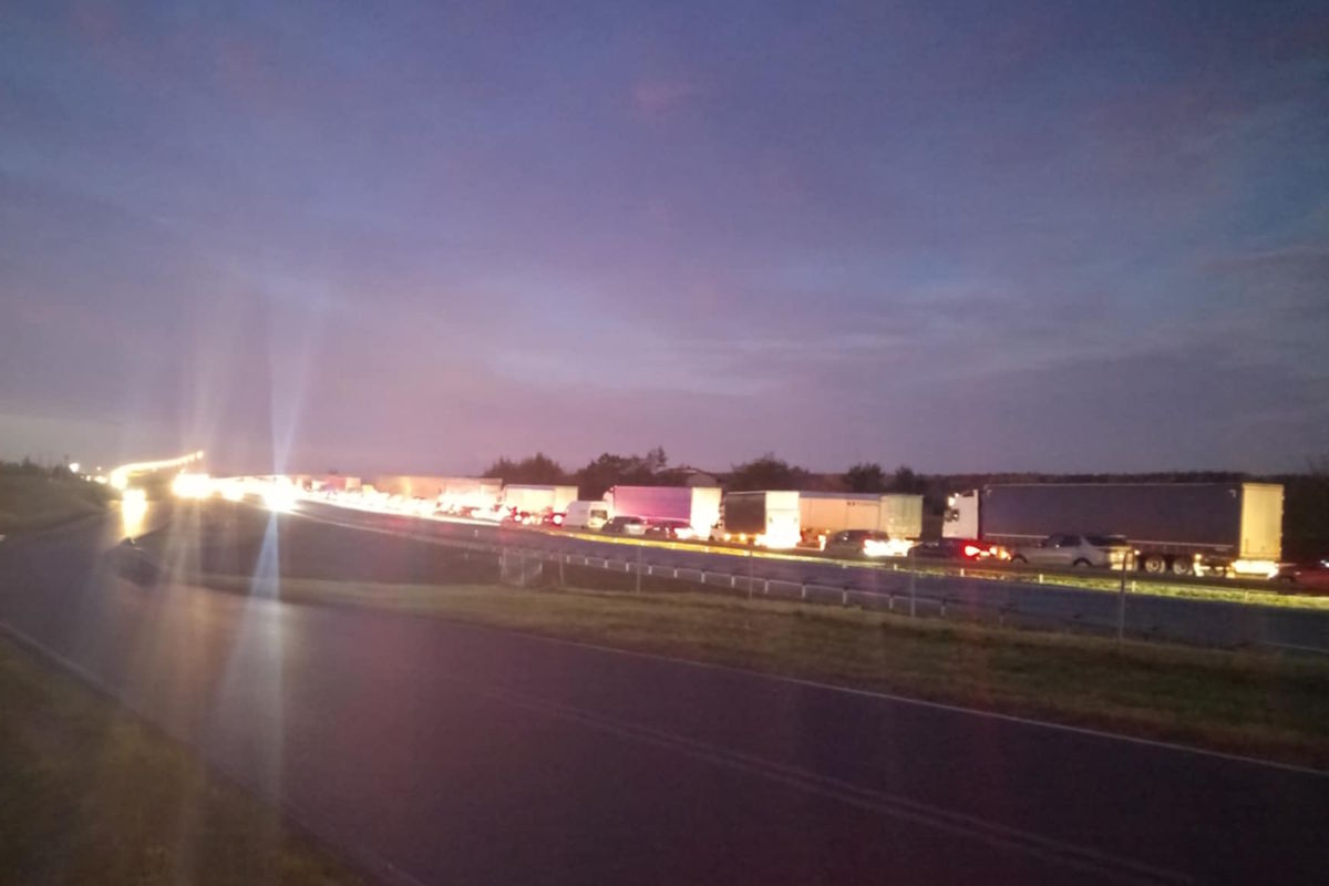 Ogromny korek w stronę Warszawy. Kierowca zasłabł za kierownicą i uderzył w bariery