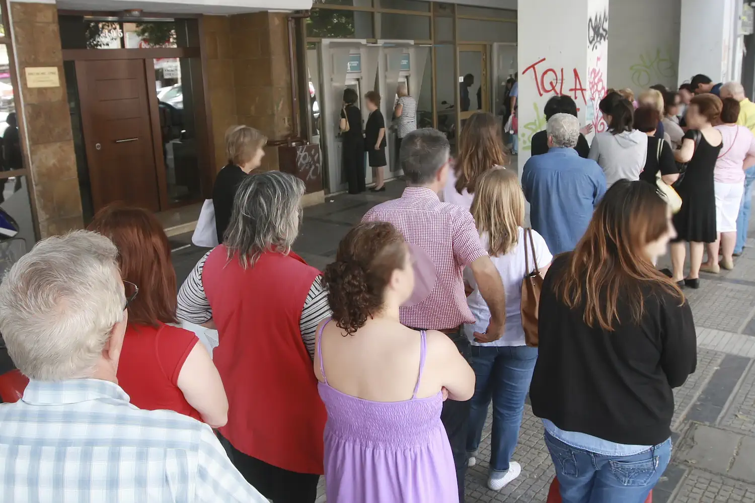 Bankomaty opustoszały w ciągu godziny. Polacy ruszyli po gotówkę. Pół Europy odkrywa, iż natychmiast musi mieć to w domu