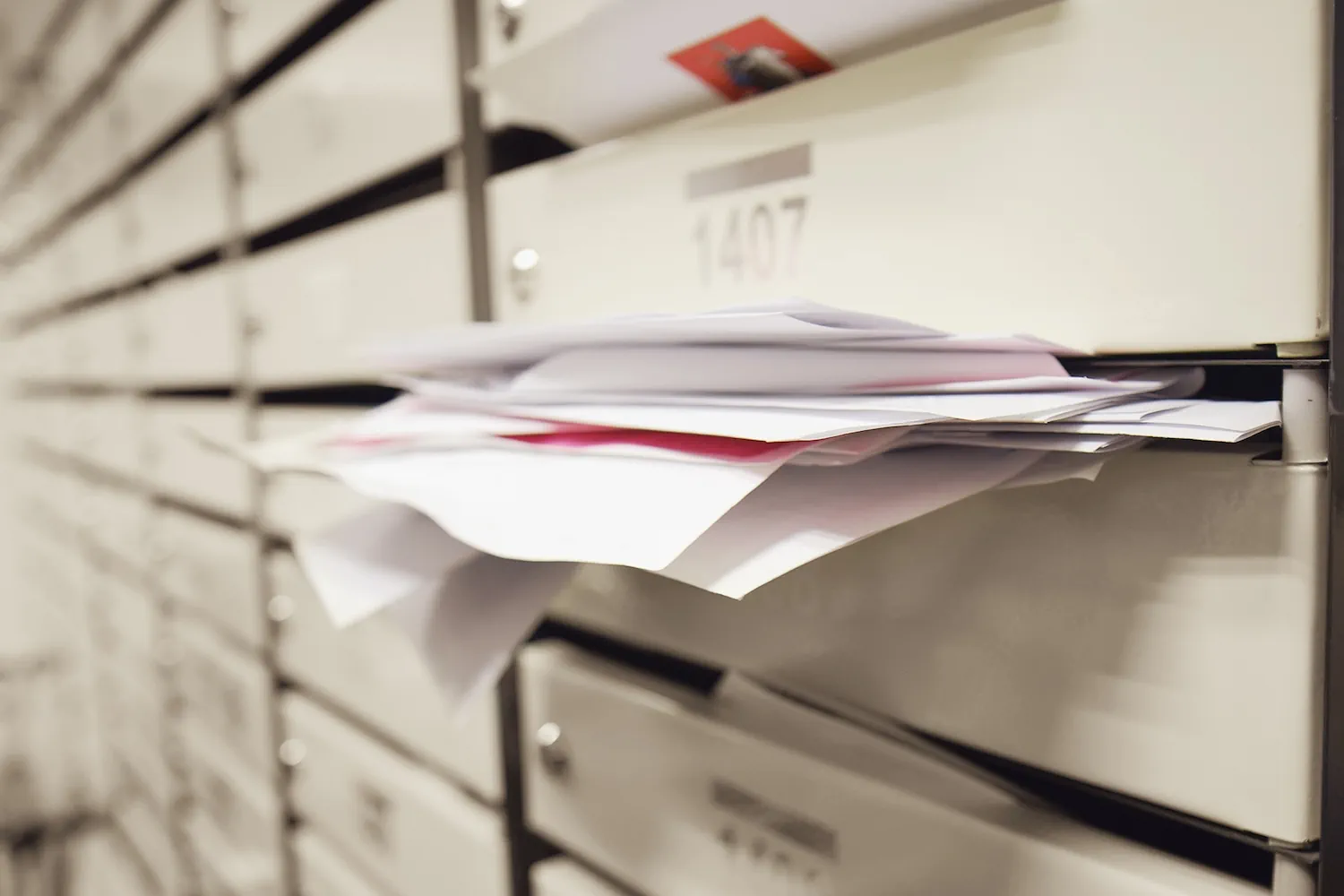 Listy grozy w skrzynkach pocztowych. Mieszkańcy bloków są w szoku. Kilkaset złotych więcej co miesiąc