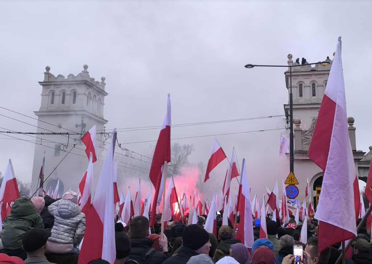 Marsz Niepodległości idzie ulicami Warszawy. Ogromny tłum i duże utrudnienia w komunikacji