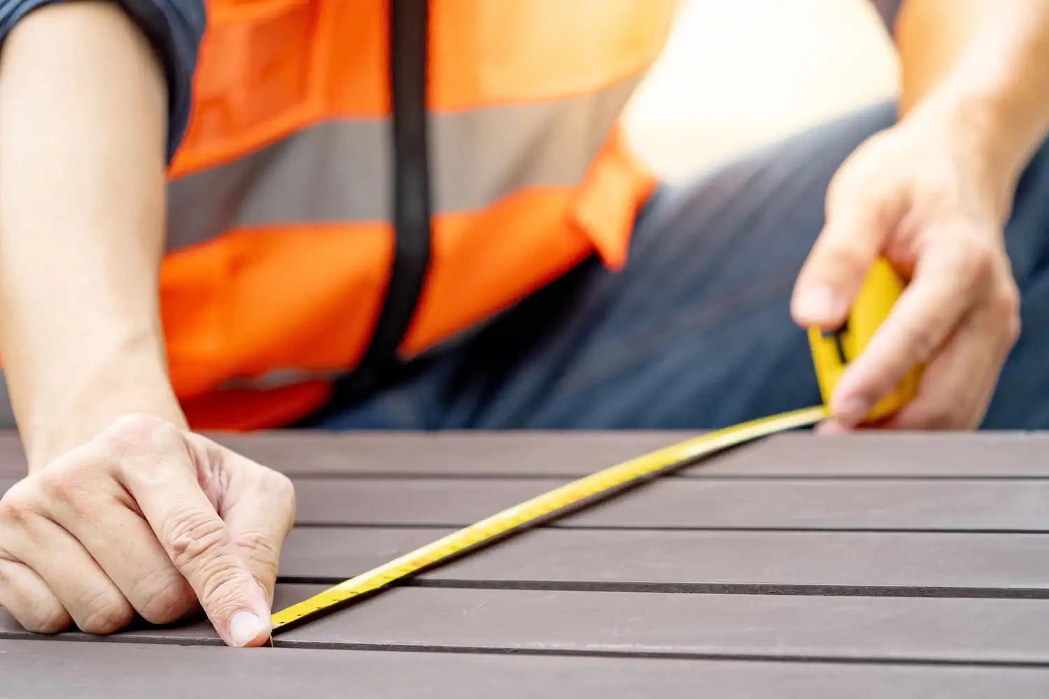 Urzędnicy wejdą z metrówką na Twoją działkę. Liczy się 35 metrów i 70 centymetrów, inaczej wpadają masywne kary