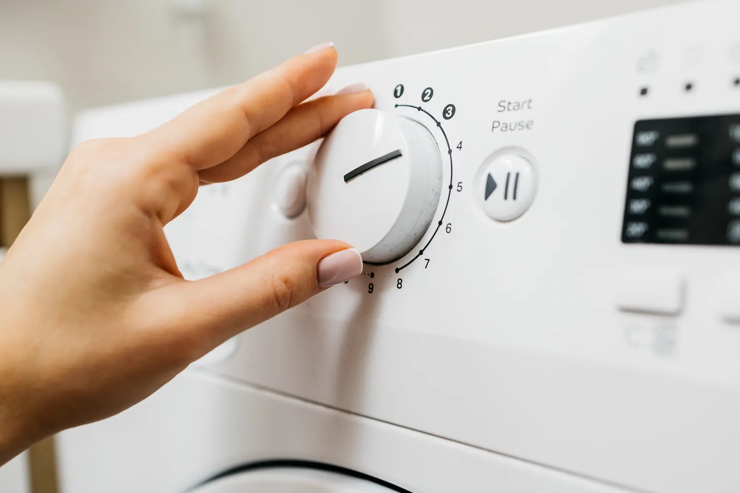 Twoja pralka pożera fortunę. 10 błędów, przez które przepłacasz setki złotych rocznie