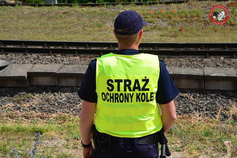 Dramatyczna akcja ratunkowa.17-letnia dziewczyna mogła zginąć pod kołami pociągu