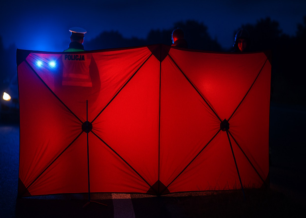 Koszmar na warszawskich ulicach. BMW roztrzaskane o drzewo, kierowca walczy o życie